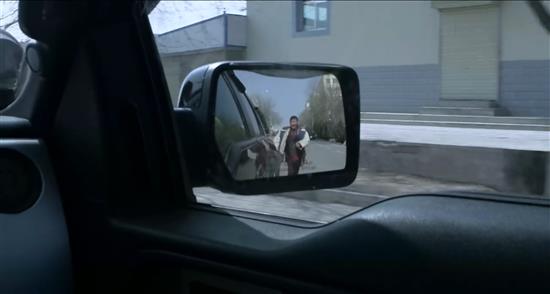 汽车后视镜是《一个勺子》中的镜像载体之一
